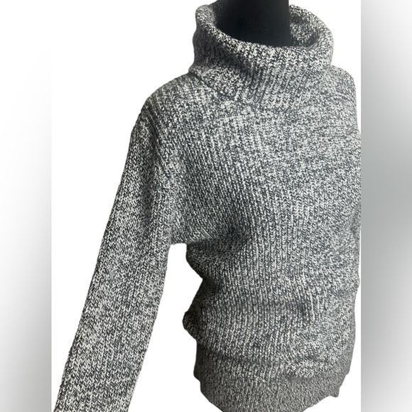 Brand: Abercrombie, Size: S, Knitted Sweater, Black and White Color - Picture 3 of 14